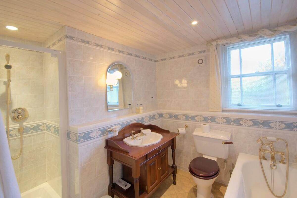 superior double or twin room | bathroom | deep-soaking bathtub, free toiletries, hair dryer, towels