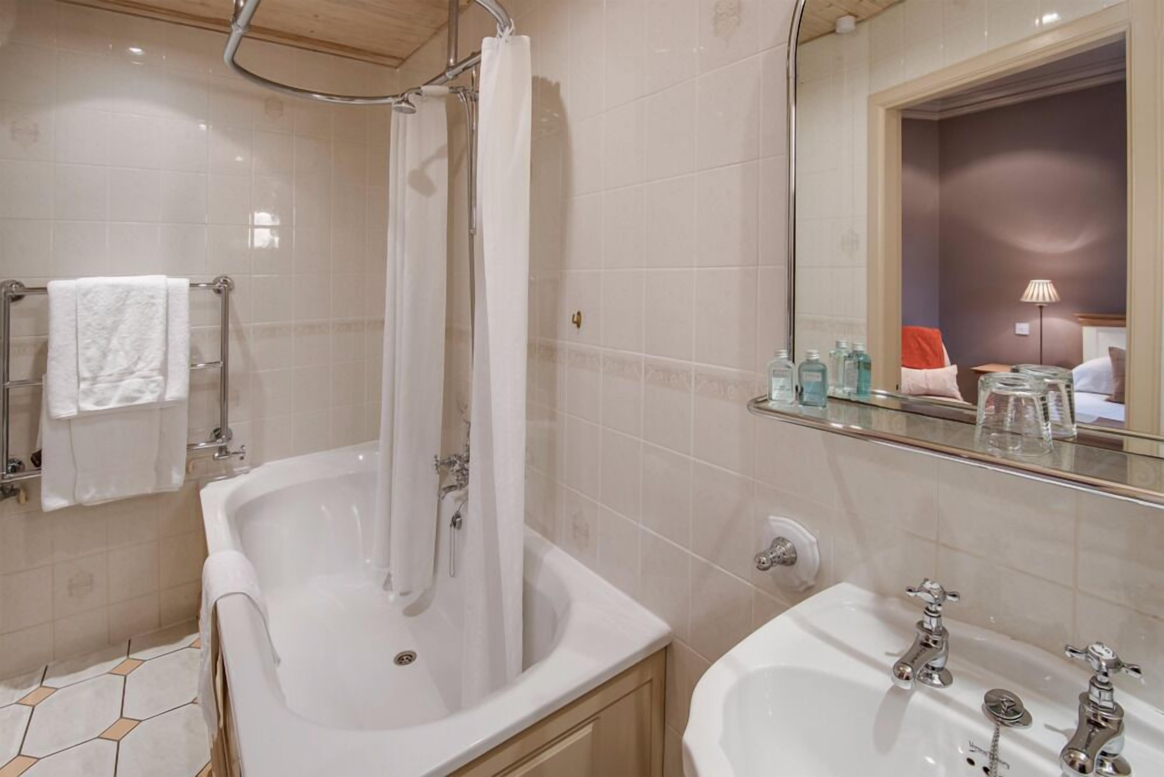 Deep soaking tub, free toiletries, hair dryer, towels