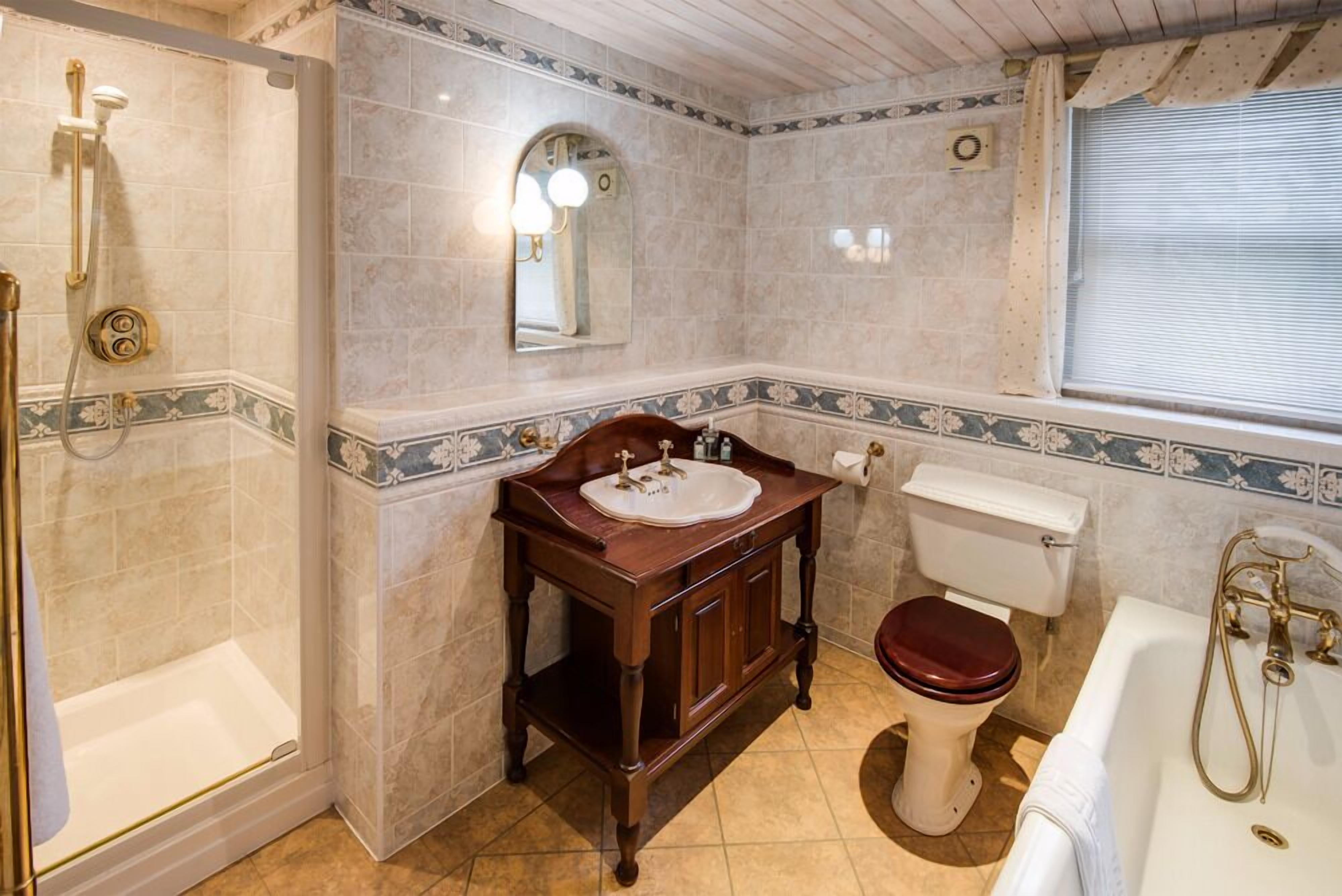 deep-soaking bathtub, free toiletries, hair dryer, towels