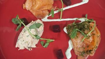 Une assiette rouge contenant divers aliments.