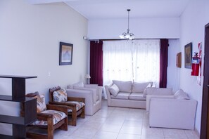 24-inch TV with satellite channels - San Remo Palace Hotel (Villa Gesell)