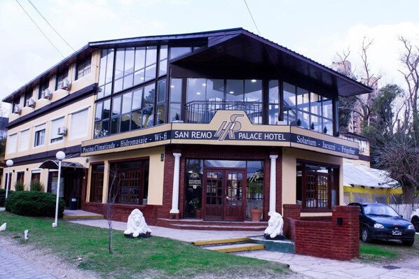 A hotel with a modern design, featuring large windows and a prominent entrance. - San Remo Palace Hotel (Villa Gesell)