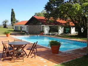 Una piscina cubierta, 2 piscinas al aire libre, sombrillas