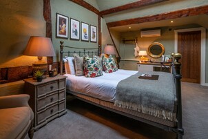 Decoración personalizada, escritorio y espacio para trabajar con laptop 