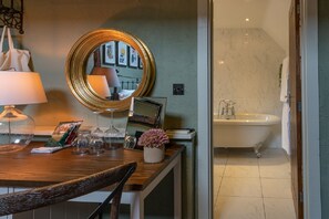 Superior Suite, Ensuite | Bathroom | Combined shower/tub, towels