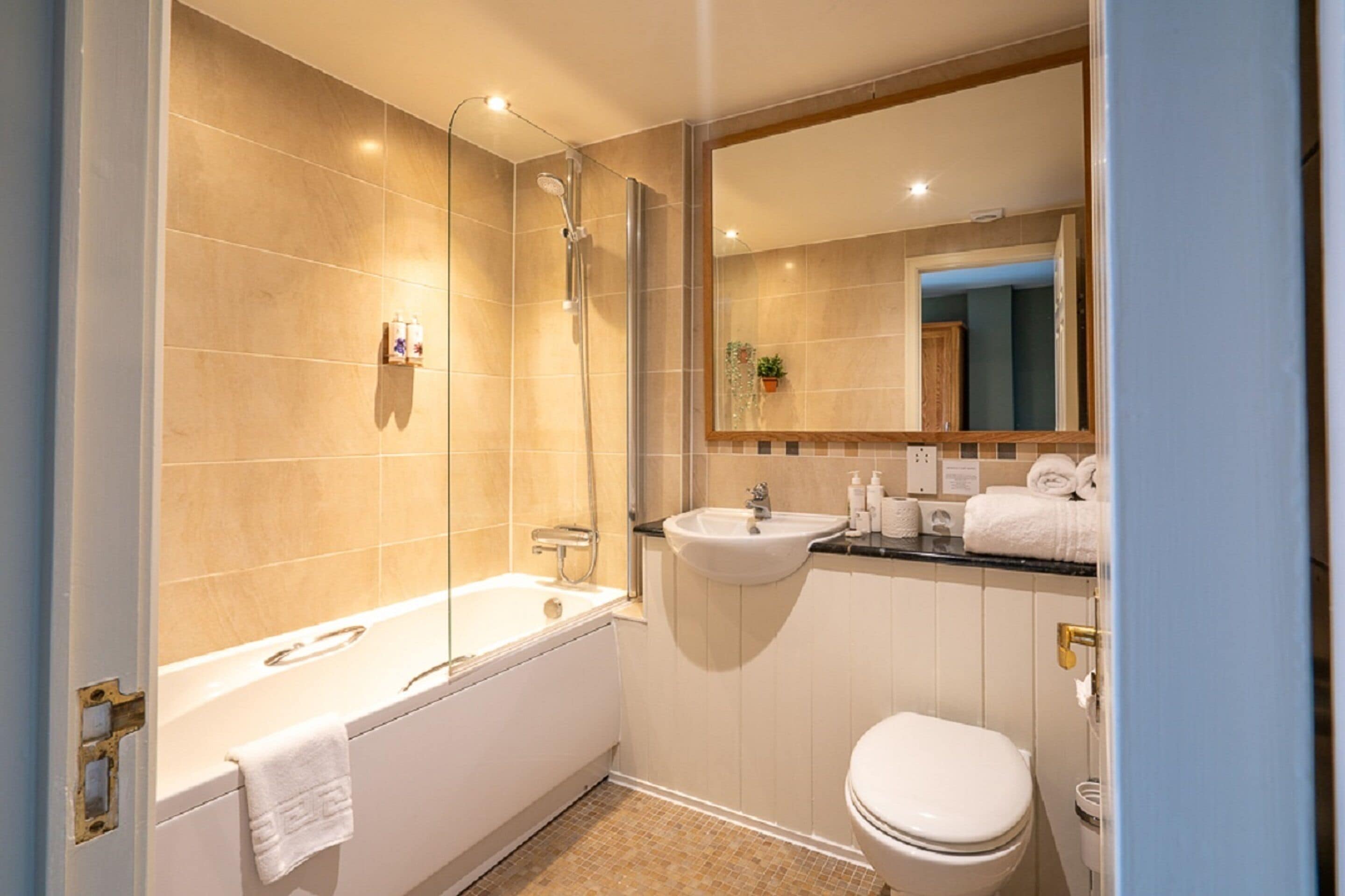 Superior Double Room, Ensuite | Bathroom | Combined shower/bathtub, towels