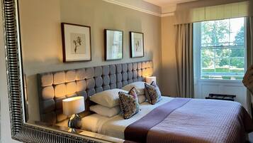 أغطية فراش متميزة وستائر تعتيم ومكواة/لوح كي وواي فاي مجانًا