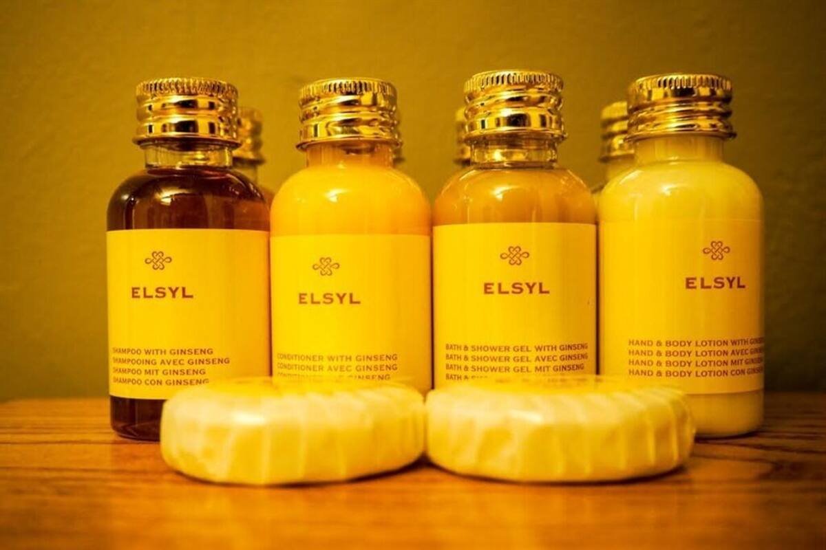 Quatre bouteilles d’ELSYL, avec leurs étiquettes, et un pain de savon.