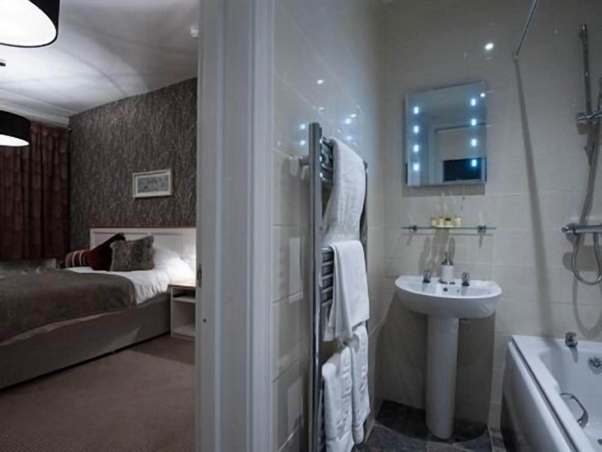 Kahden hengen huone (kaksi sänkyä), kylpyhuone makuuhuoneen yhteydessä