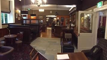 Single Room, Ensuite | Bar (on property)