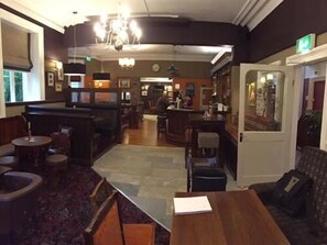 Single Room, Ensuite | Bar (on property)