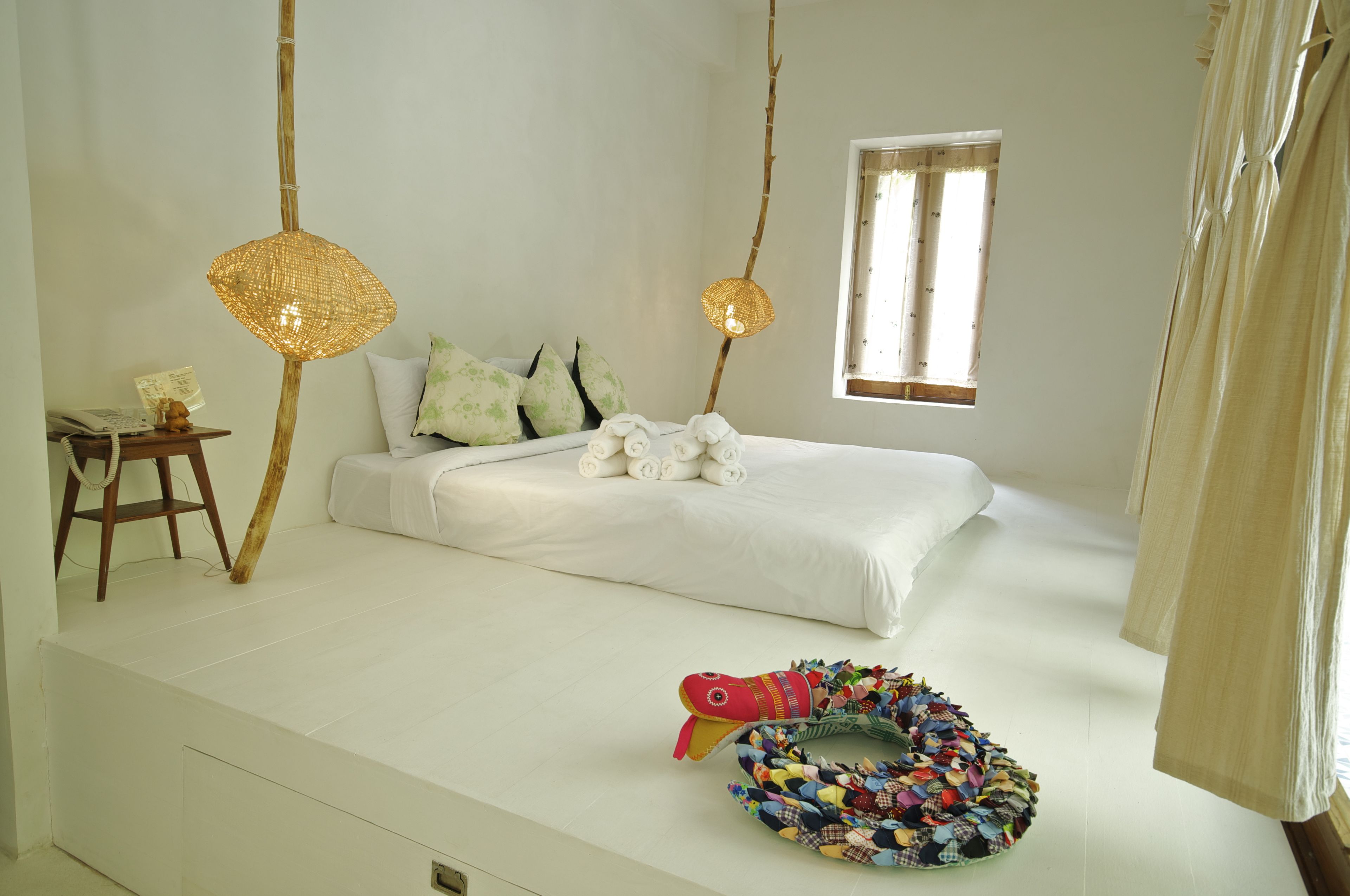 Ropa de cama de alta calidad, minibar, caja fuerte y escritorio