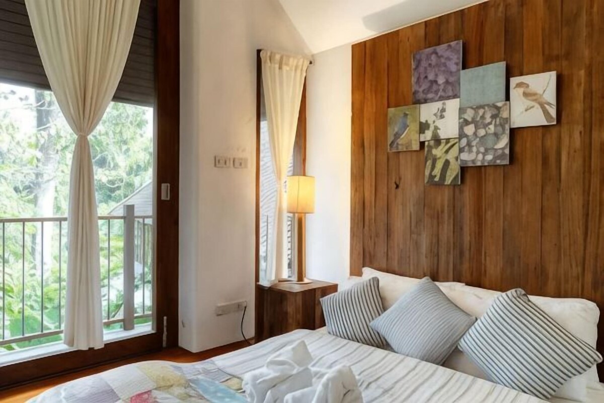 Roupas de cama premium, frigobar, cofres nos quartos, escrivaninha