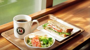 Daily continental breakfast (JPY 600 per person)