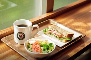 Desayuno continental (JPY 600 por persona) 