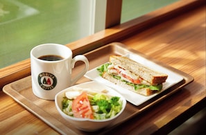 Desayuno continental (JPY 600 por persona)