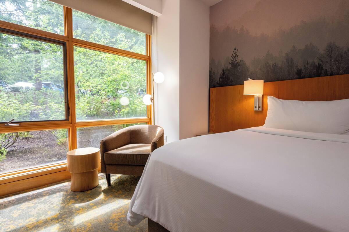 Deluxe Room, 1 King Bed | Premium bedding, down comforters, in-room safe, desk