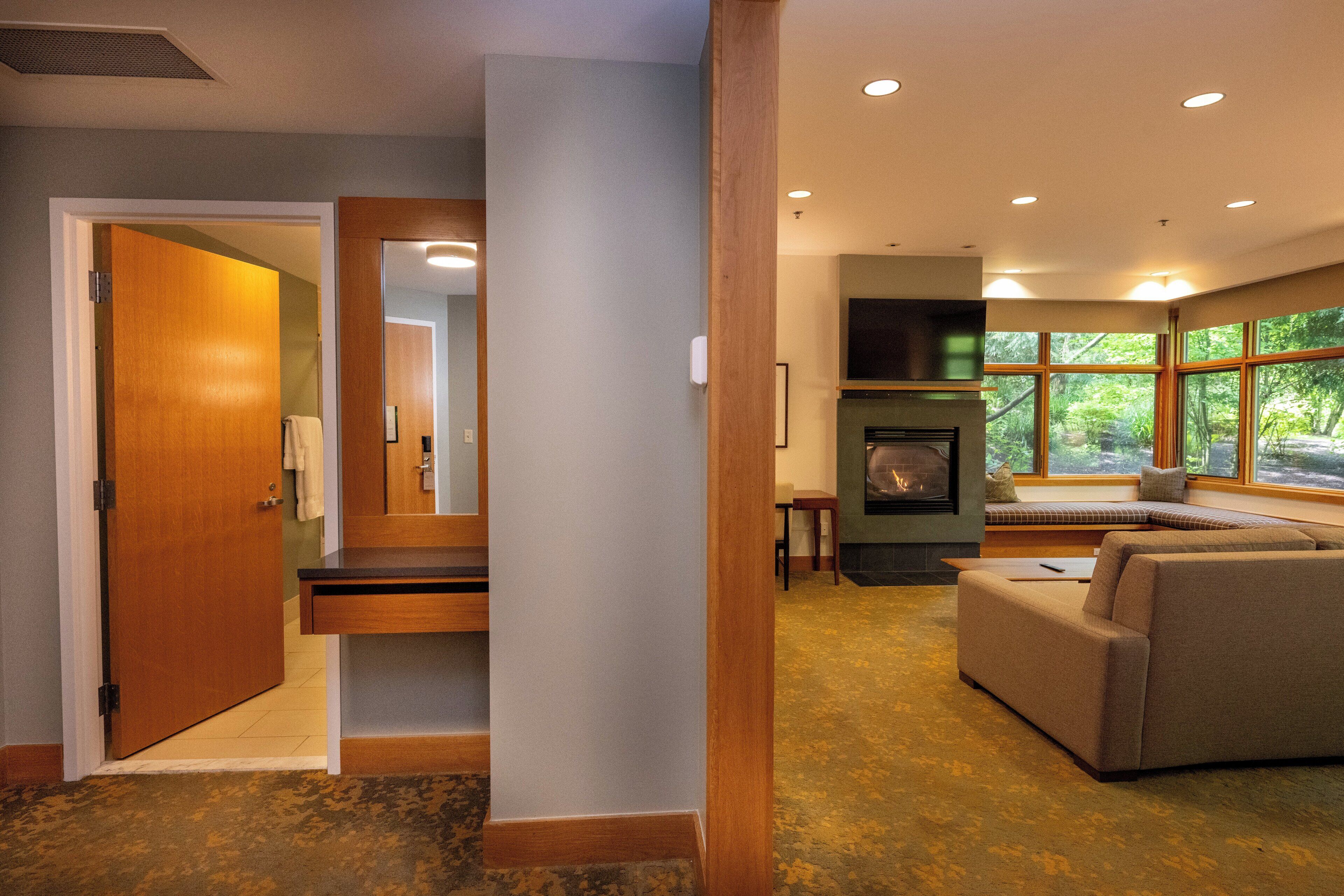 开间套房 | 高档床上用品、羽绒被、客房内保险箱、办公桌