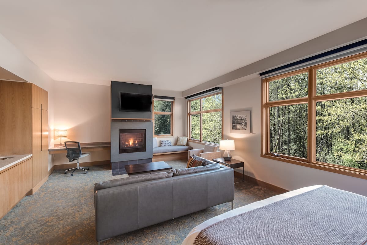 studio suite | premium bedding, down duvets, in-room safe, desk