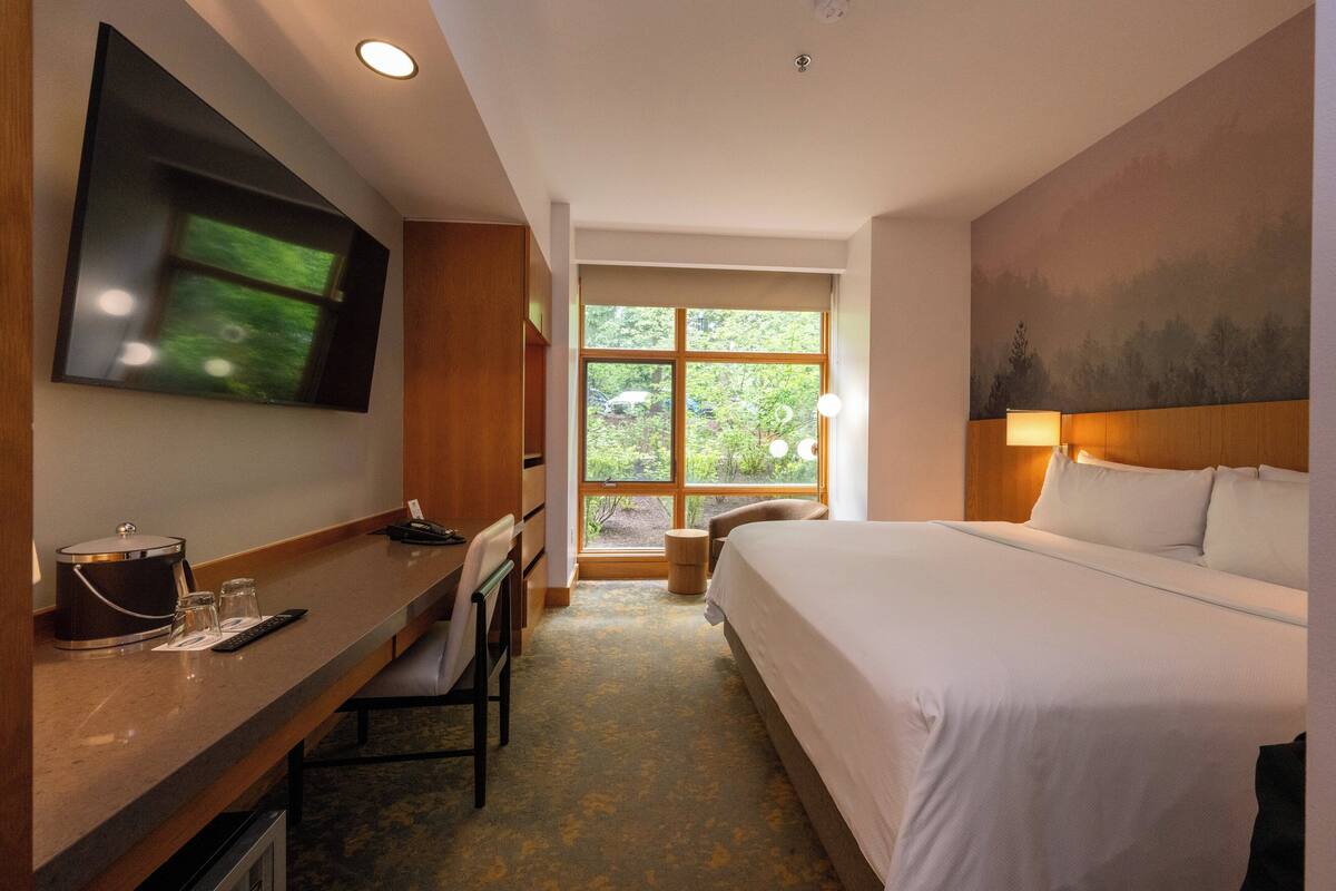 Premium bedding, down comforters, in-room safe, desk