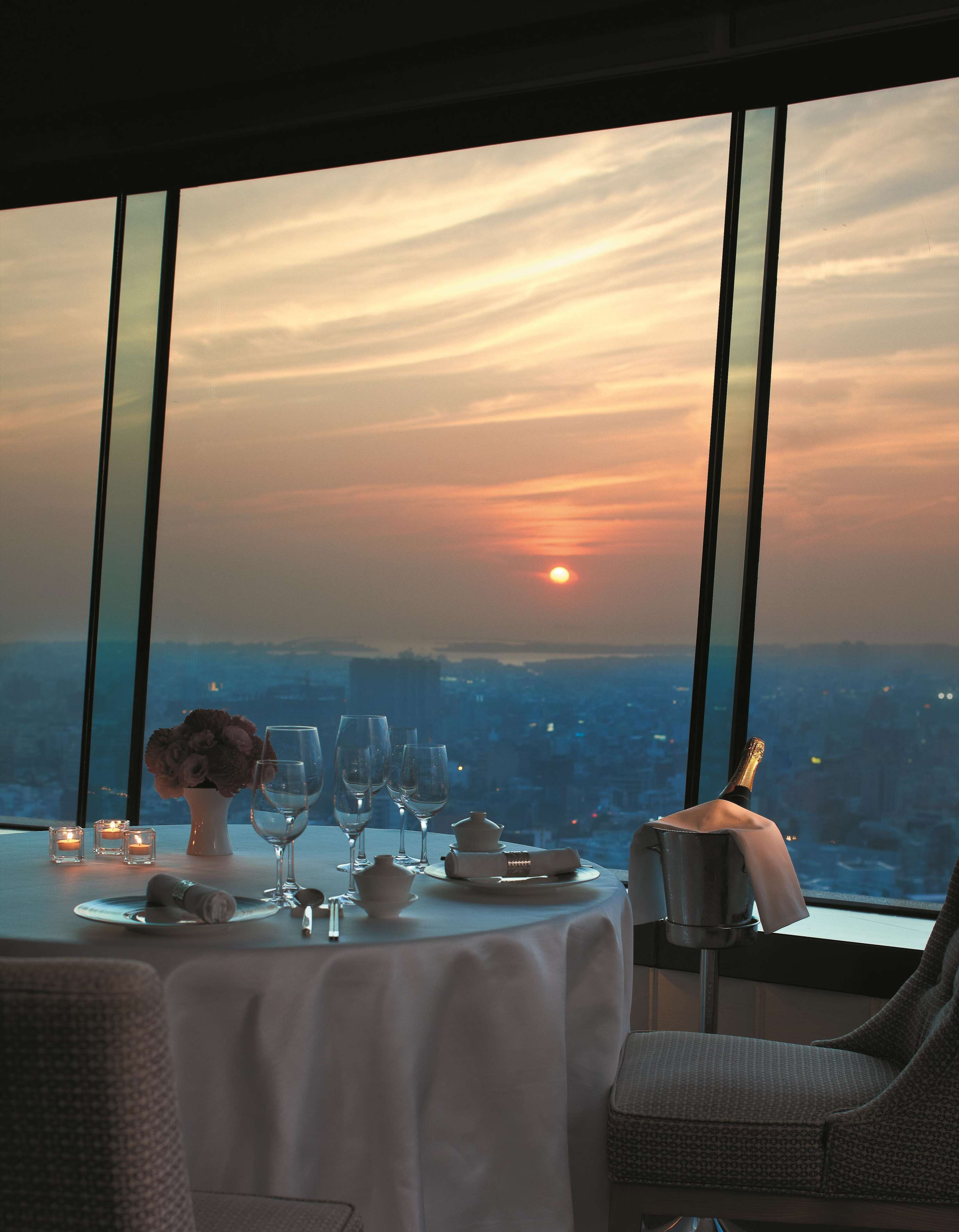 4 restaurants, breakfast, lunch, dinner served; Taiwanese cuisine