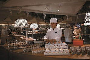 4 restaurantes; se sirven desayunos, almuerzos y cenas
