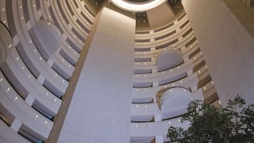 Un edificio moderno con un tragaluz circular y varios pisos.