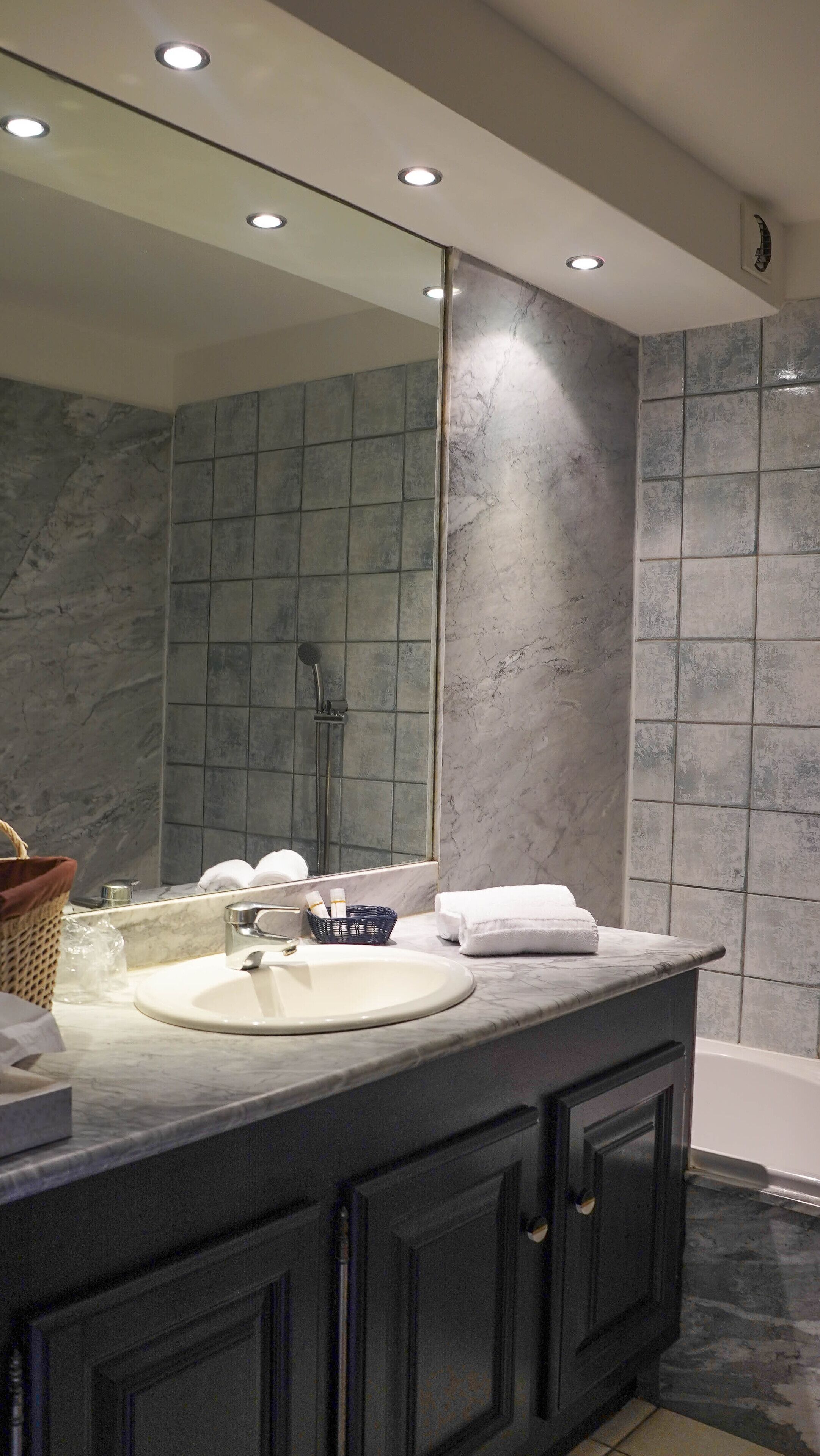 combined shower/bathtub, hair dryer, towels