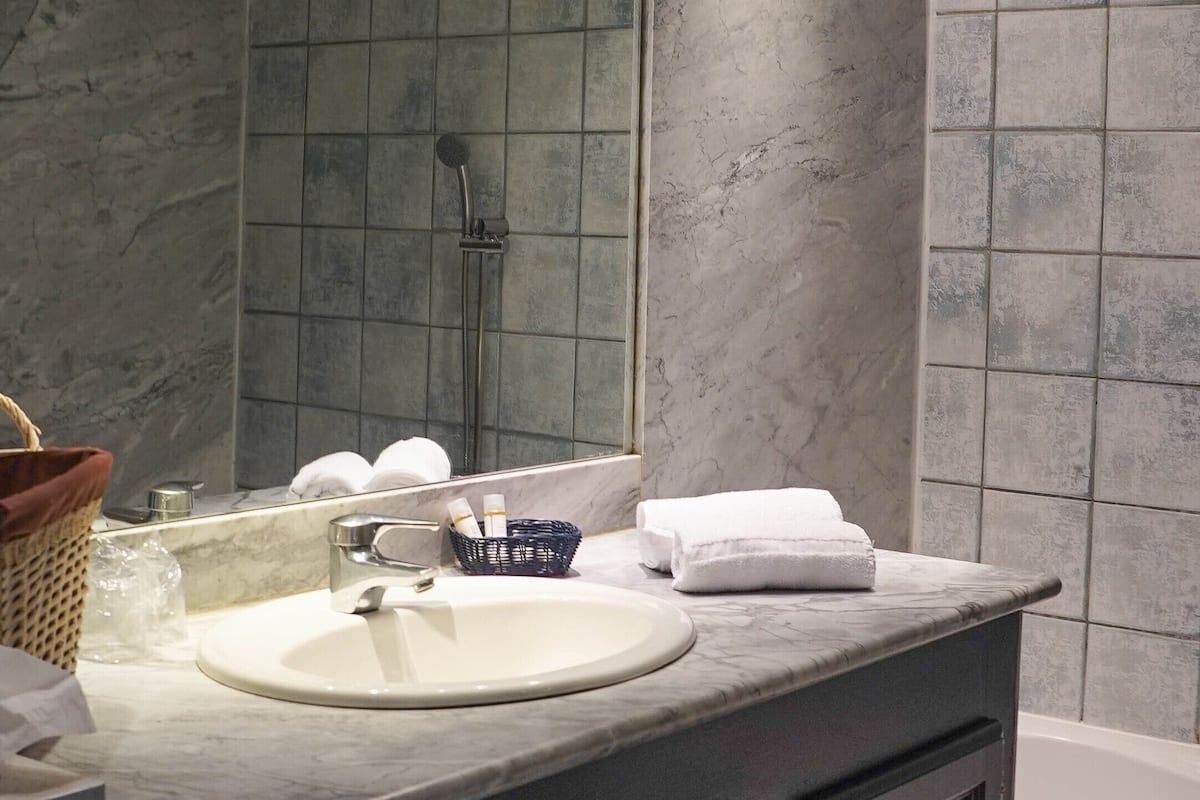 combined shower/bathtub, hair dryer, towels