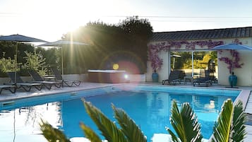 Piscina externa, espreguiçadeiras