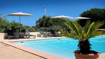 Piscina externa, espreguiçadeiras