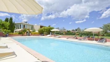 Piscina all'aperto, lettini