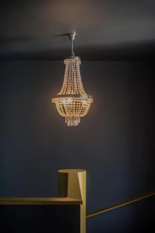 Un candelabro de diseño geométrico colgado del techo.
