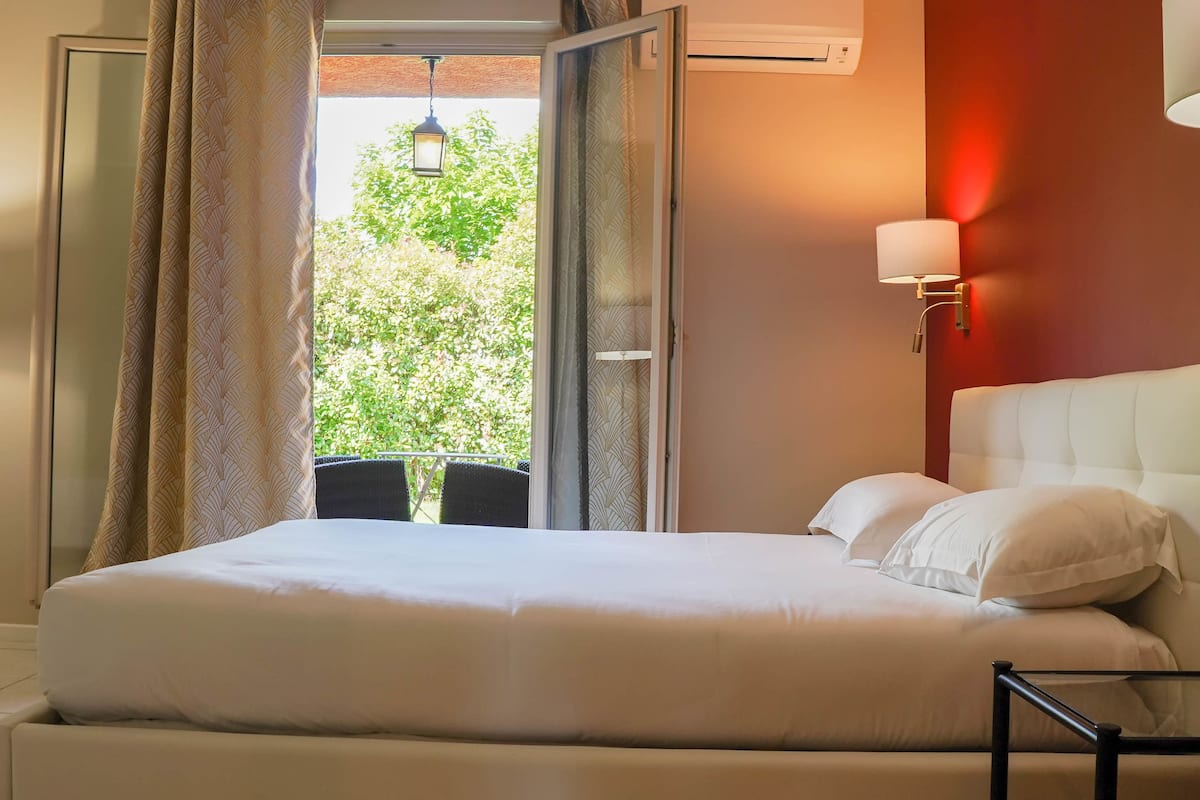 triple room | desk, iron/ironing board, cots/infant beds, free wifi