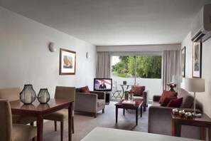 Minibar, caja de seguridad en la habitación y escritorio 