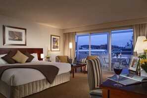 Minibar, caja de seguridad en la habitación y escritorio 