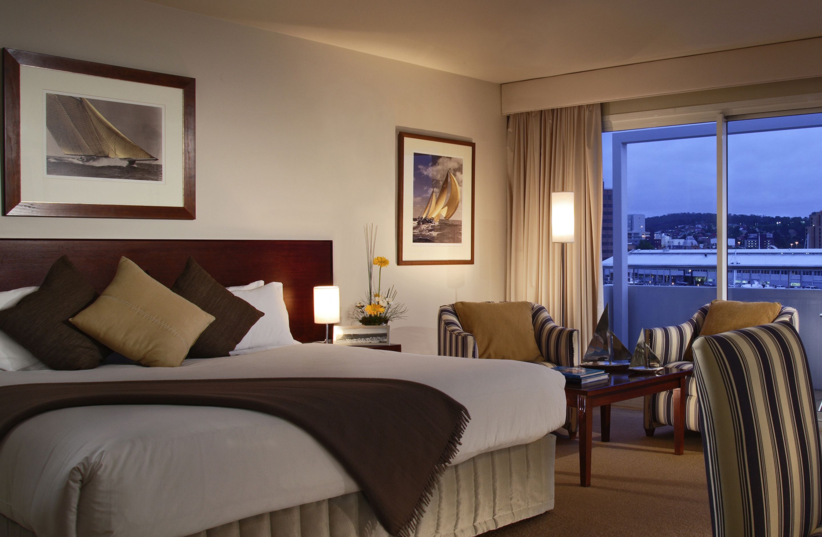 Minibar, caja de seguridad en la habitación y escritorio 