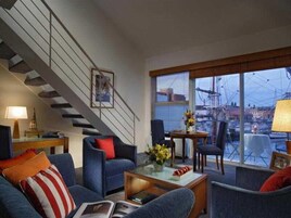 Minibar, caja de seguridad en la habitación y escritorio 