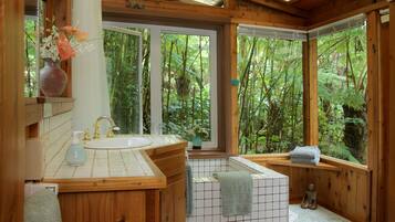 Guest Cottage | Bathroom