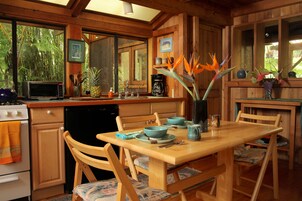 Habitación doble de uso individual, varias camas | Servicio de comidas en la habitación