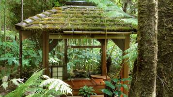 Sanctuary Cottage | Private spa tub