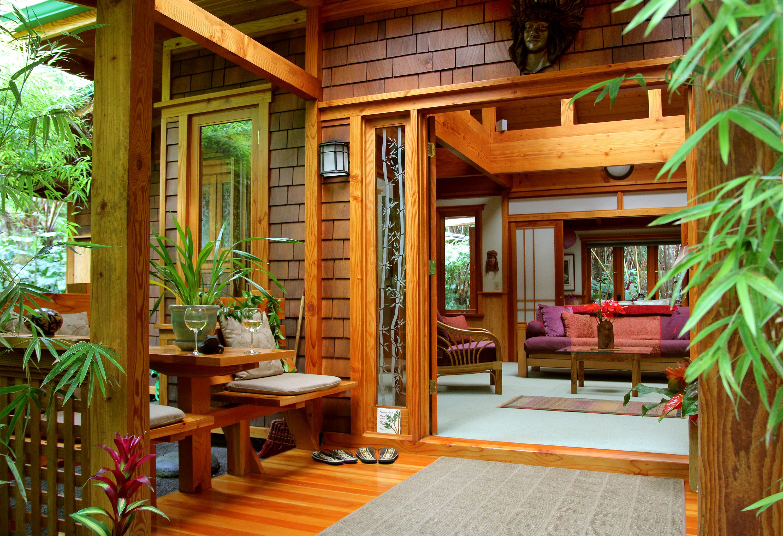 Een houten cabin met een eethoek, een bank en een houten trap.