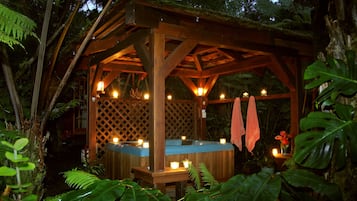 Guest Cottage | Private spa tub