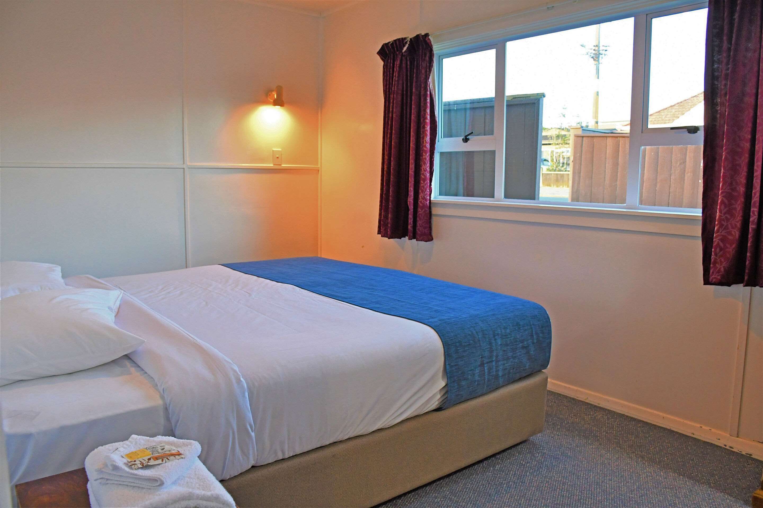 Pillowtop-Betten, Schreibtisch, Bügeleisen/Bügelbrett