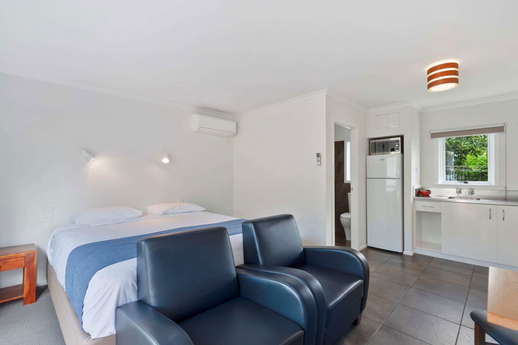 Pillowtop-Betten, Schreibtisch, Bügeleisen/Bügelbrett