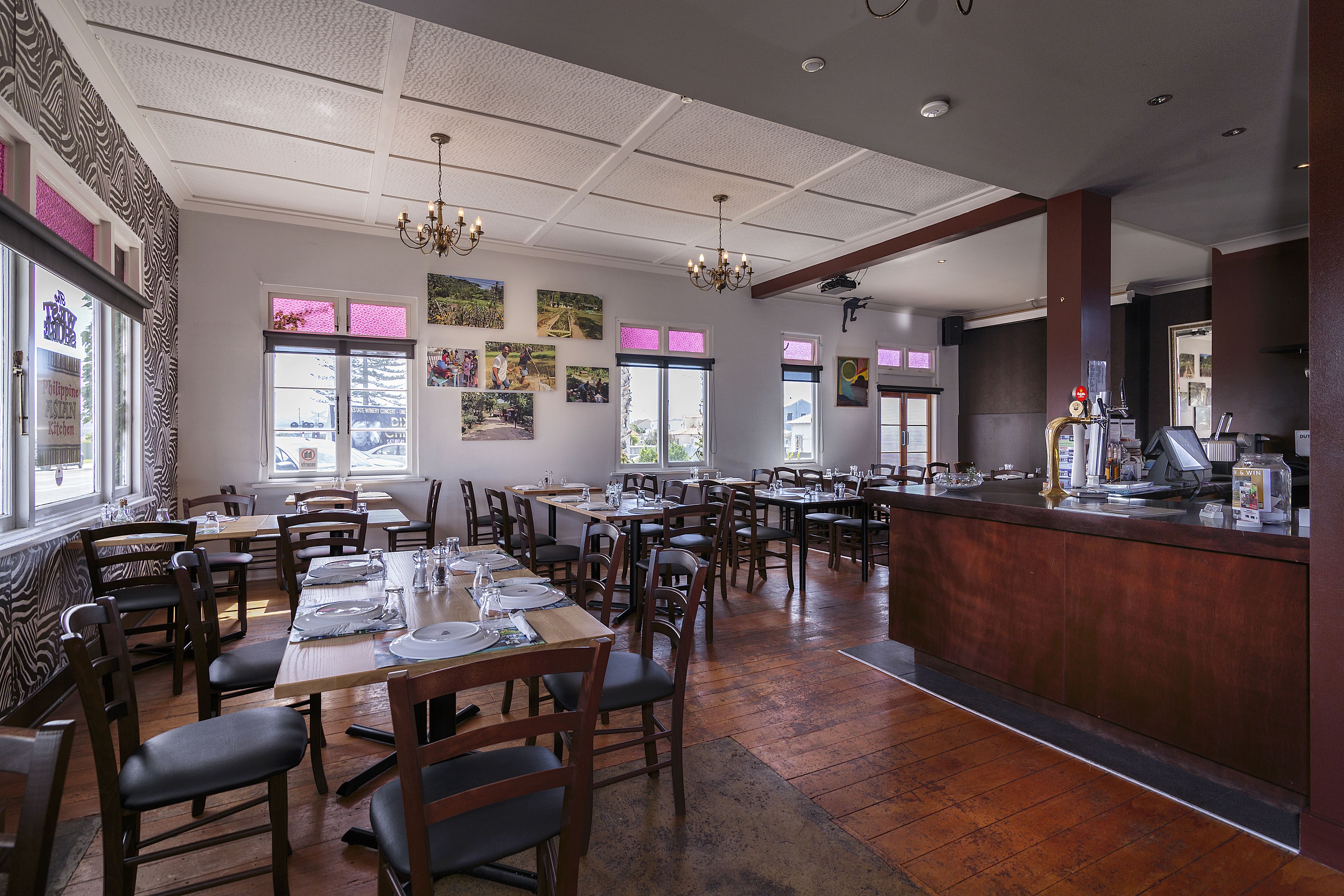 2 restaurants; lunch and dinner served 
