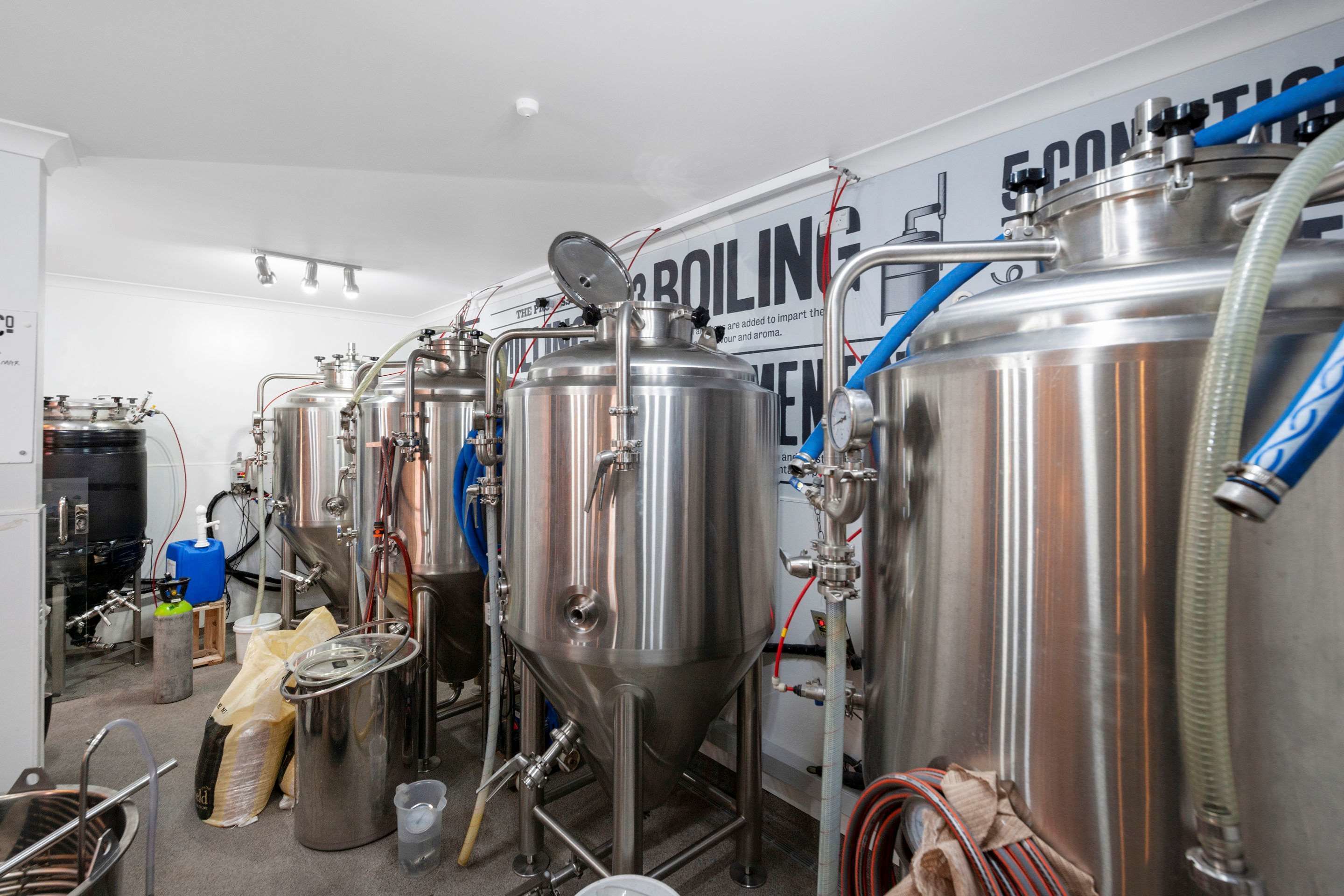 2 restaurants, lunch, dinner served; local cuisine