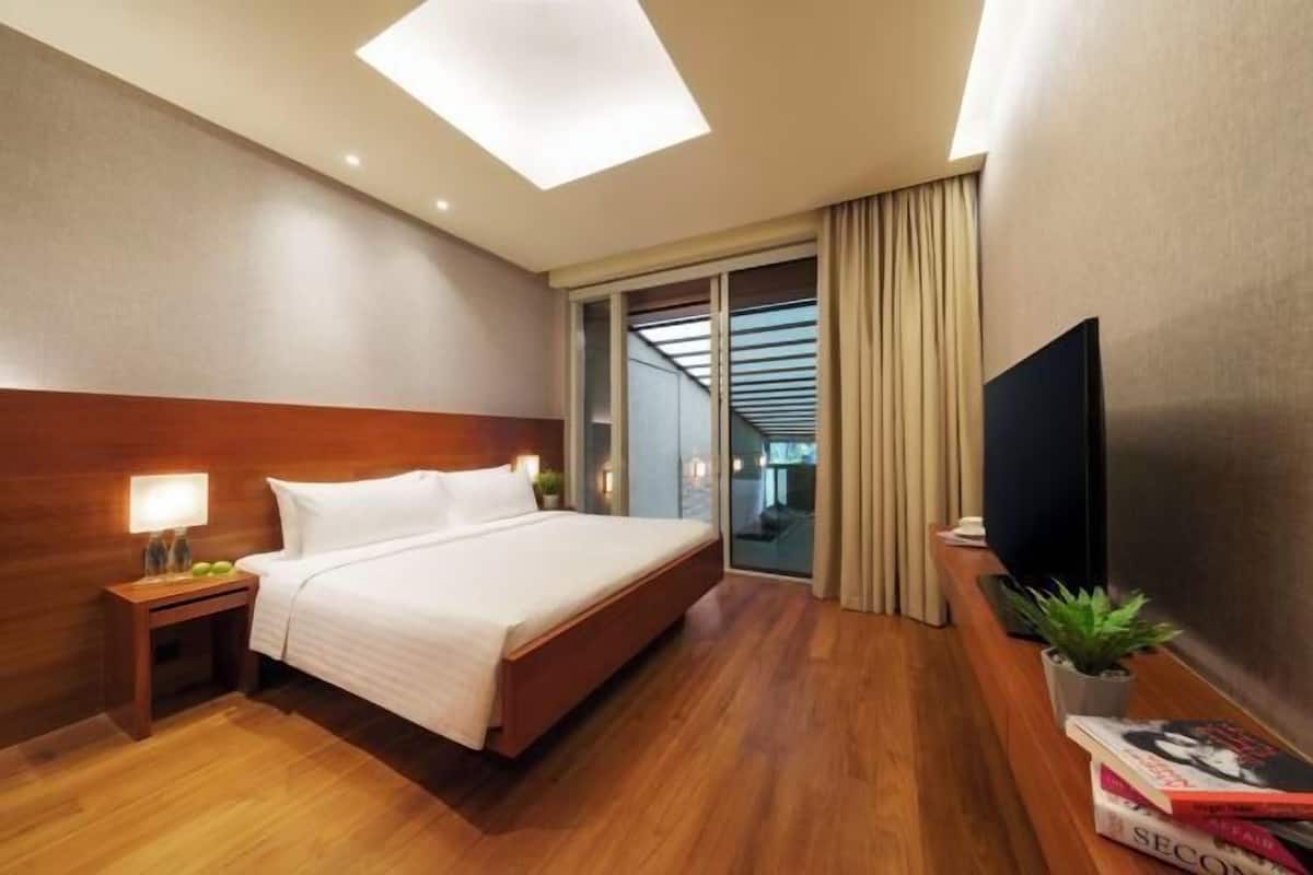 Premium bedding, in-room safe, blackout curtains, iron/ironing board