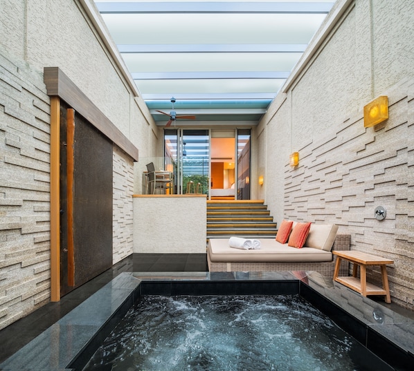 Premium bedding, in-room safe, blackout curtains, iron/ironing board - Oasia Resort Sentosa by Far East Hospitality (Singapore)