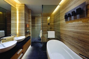 Kostenlose Toilettenartikel, Haartrockner, Bademäntel, Hausschuhe